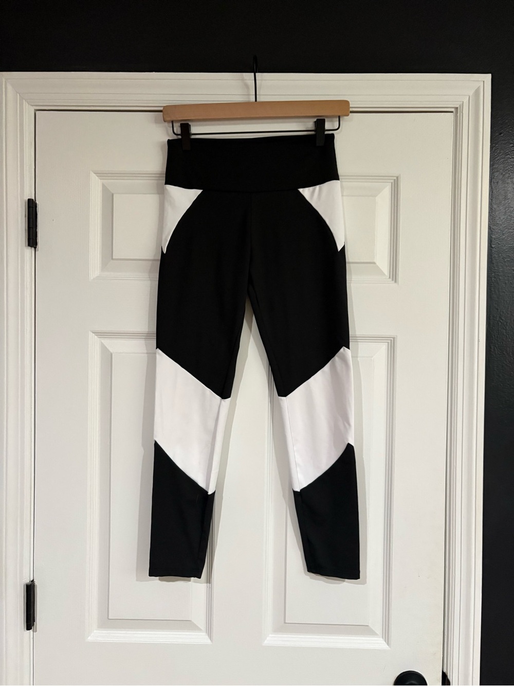 Amazon Essentials Black and White Colorblock Leggings